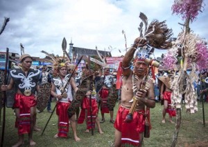 Tarian Perang dalam pesta HUT malinau dan peresmian Desa Setulang sebagai Desa Wisata yang di hadiri Bupati Malinau dan warga malinau beserta para turis Asing.